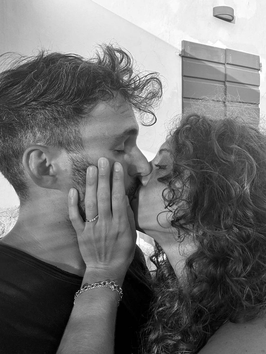Marta e Luca si baciano, foto in bianco e nero