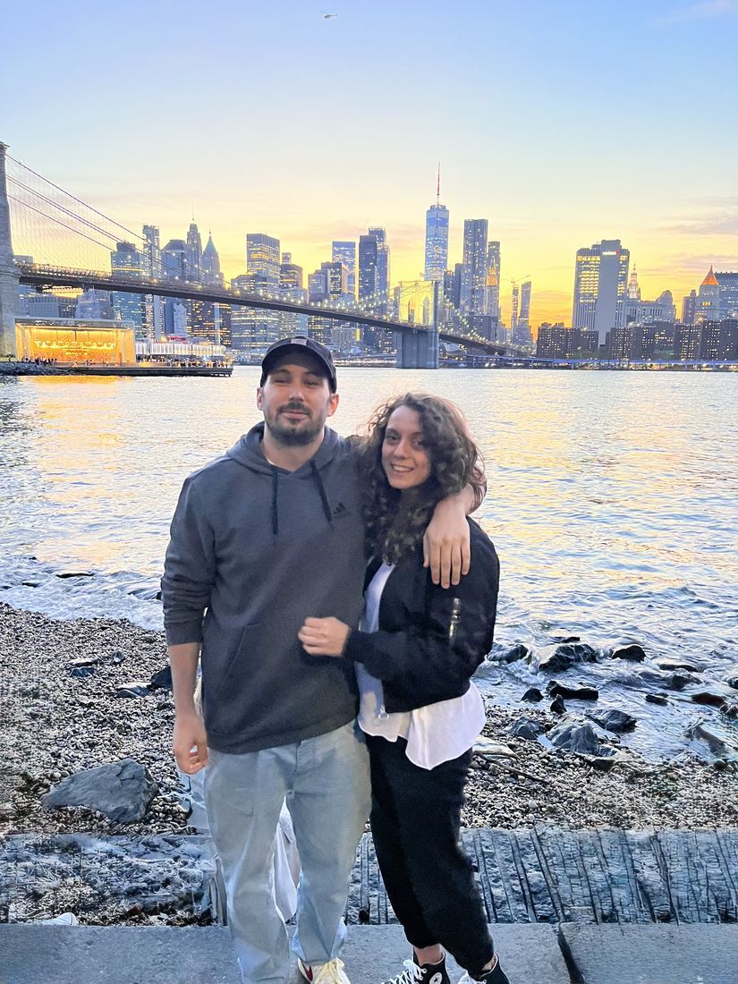 Marta e Luca davanti allo skyline di New York al tramonto