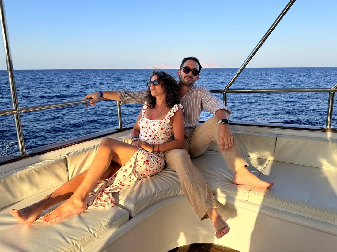Marta e Luca in barca al mare