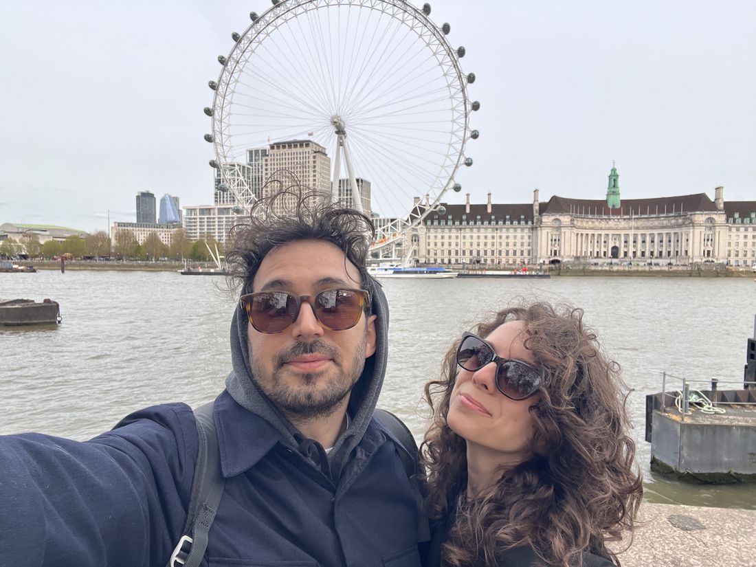 Marta e Luca a Londra, davanti alla ruota panoramica