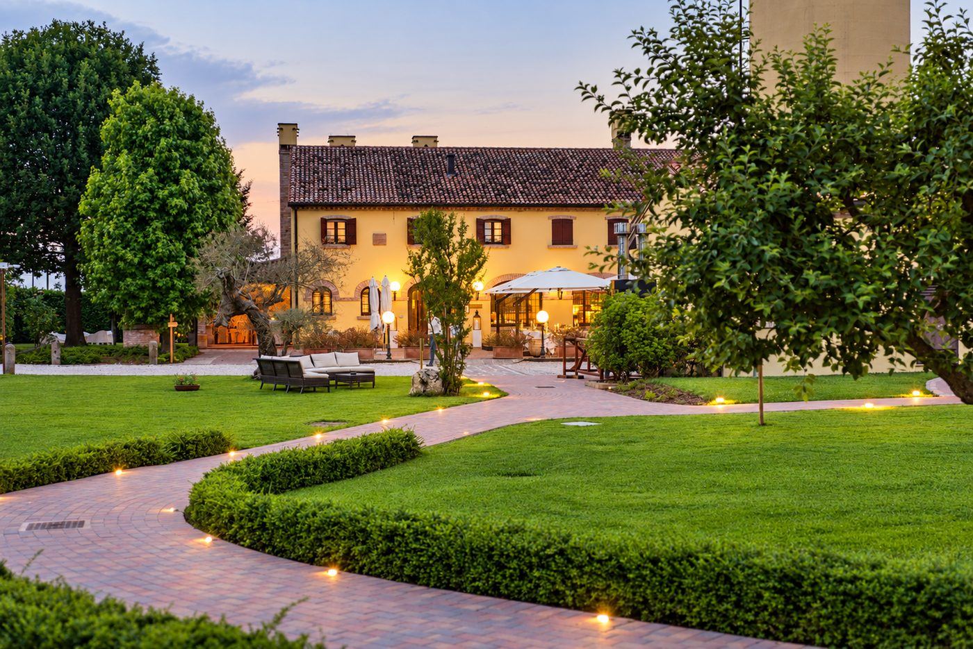 La Posa degli Agri: la villa gialla con la torre, il giardino e la piscina